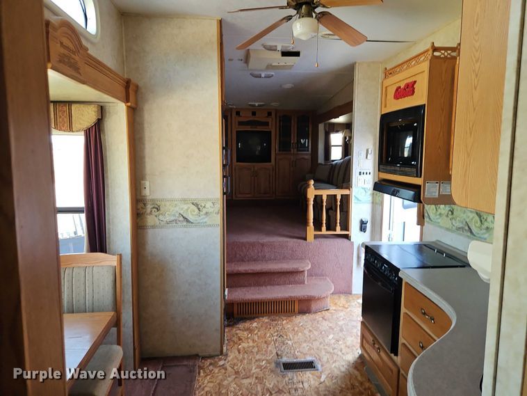 image for item EB8395 2005 Montana camper