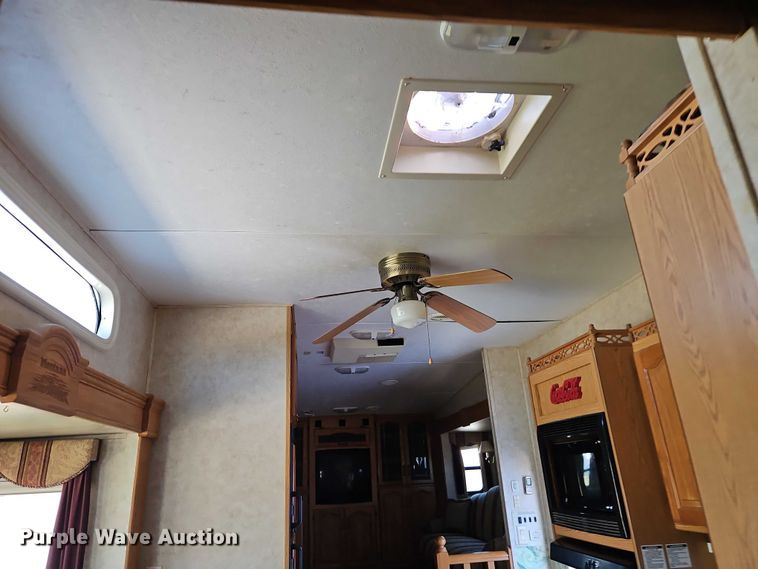 image for item EB8395 2005 Montana camper