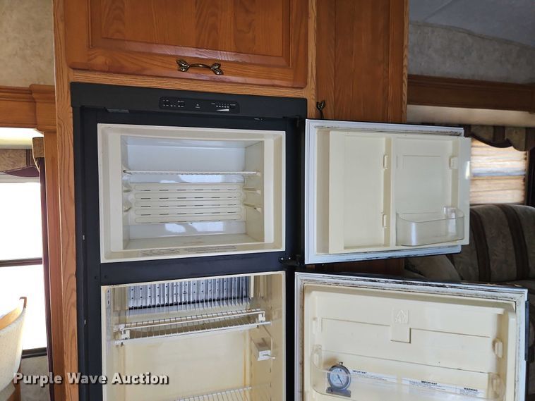 image for item EB8395 2005 Montana camper