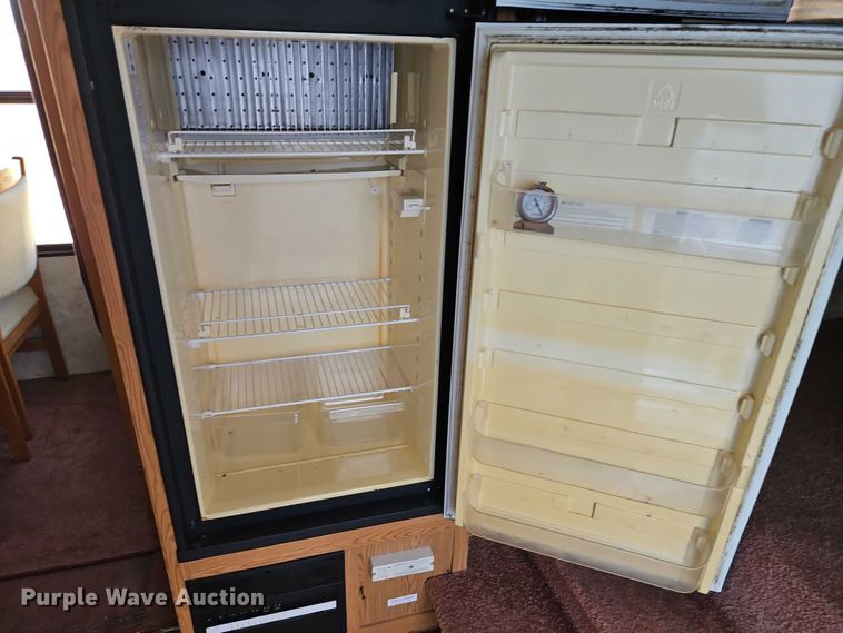 image for item EB8395 2005 Montana camper