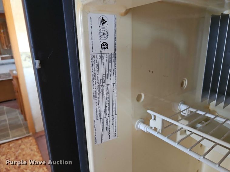 image for item EB8395 2005 Montana camper