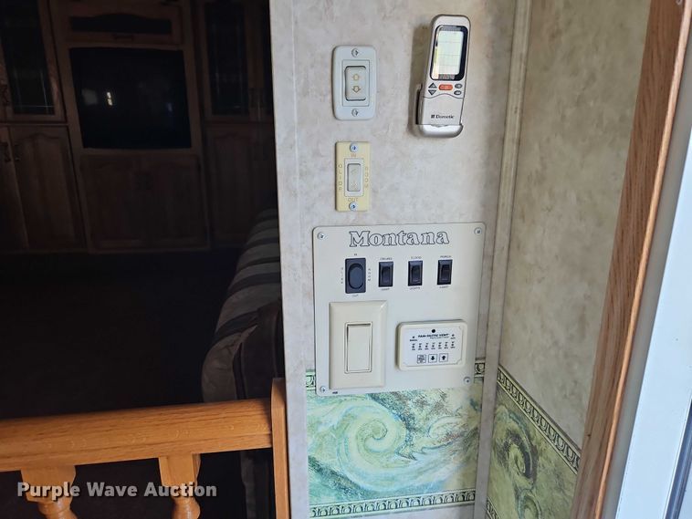 image for item EB8395 2005 Montana camper