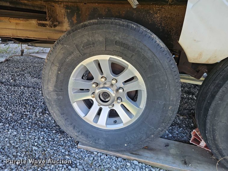 image for item EB8395 2005 Montana camper