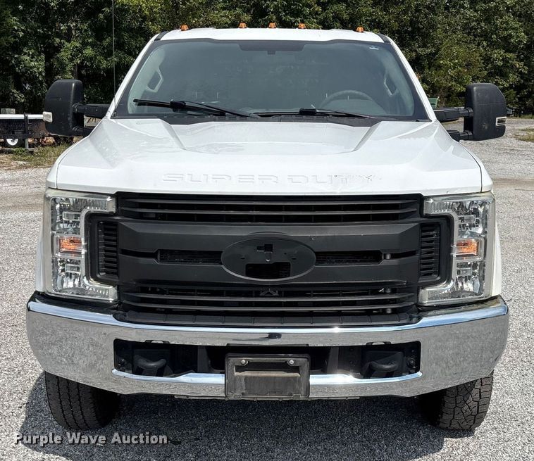 image for item ED2230 2019 Ford F350 Super Duty Crew Cab flatbed pickup truck