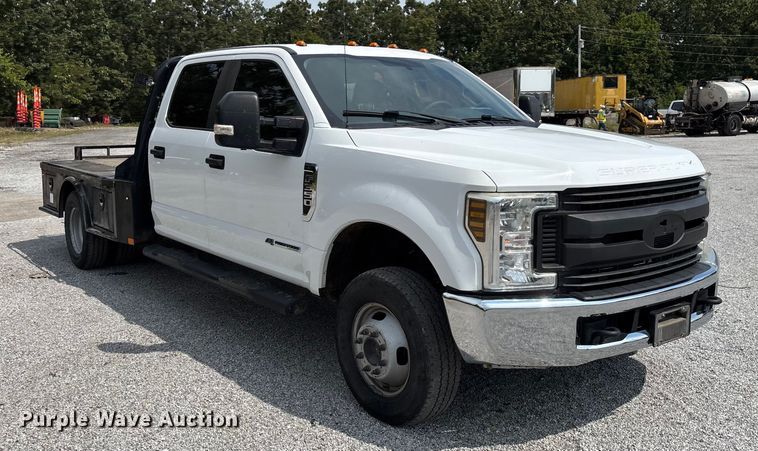 image for item ED2230 2019 Ford F350 Super Duty Crew Cab flatbed pickup truck