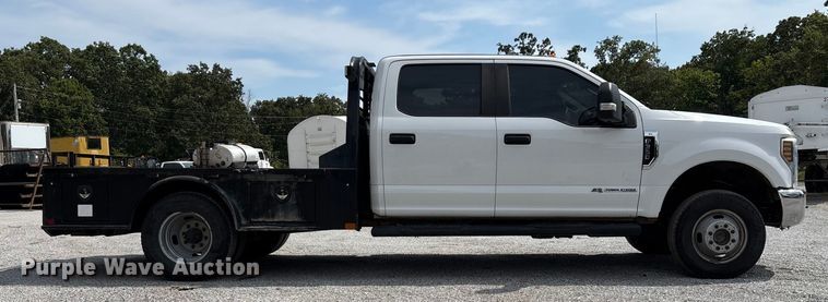 image for item ED2230 2019 Ford F350 Super Duty Crew Cab flatbed pickup truck