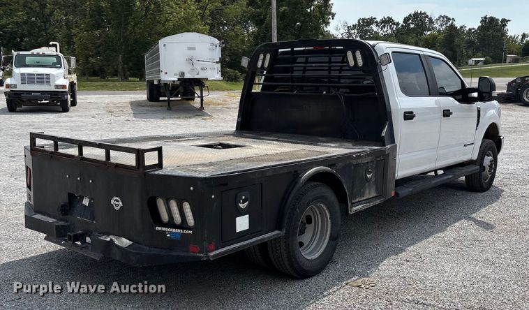 image for item ED2230 2019 Ford F350 Super Duty Crew Cab flatbed pickup truck