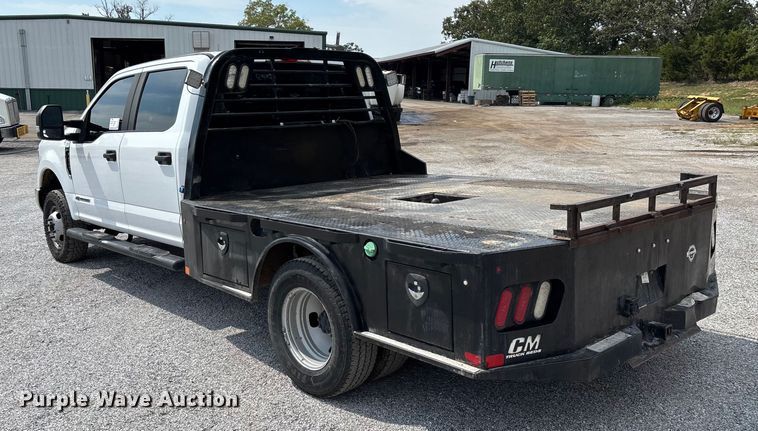 image for item ED2230 2019 Ford F350 Super Duty Crew Cab flatbed pickup truck