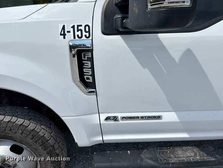 image for item ED2230 2019 Ford F350 Super Duty Crew Cab flatbed pickup truck