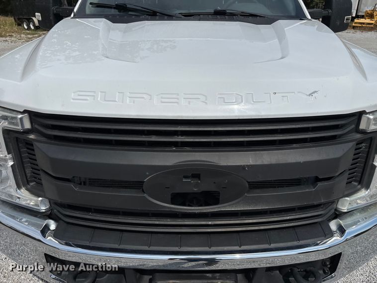 image for item ED2230 2019 Ford F350 Super Duty Crew Cab flatbed pickup truck