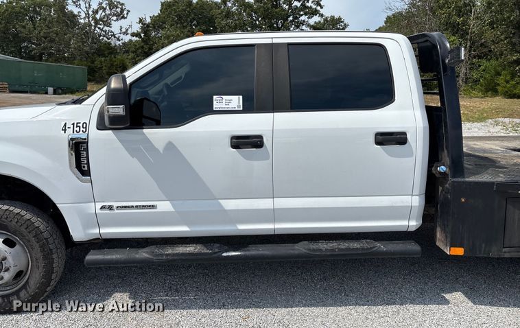 image for item ED2230 2019 Ford F350 Super Duty Crew Cab flatbed pickup truck