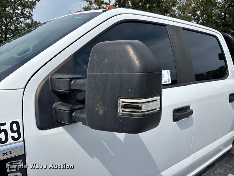 image for item ED2230 2019 Ford F350 Super Duty Crew Cab flatbed pickup truck