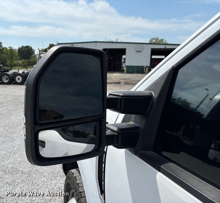 image for item ED2230 2019 Ford F350 Super Duty Crew Cab flatbed pickup truck