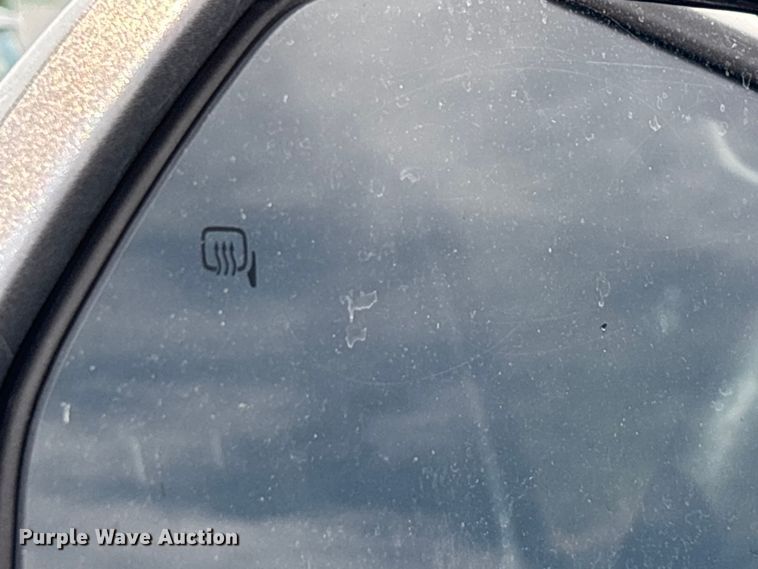 image for item ED2230 2019 Ford F350 Super Duty Crew Cab flatbed pickup truck