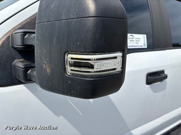 image for item ED2230 2019 Ford F350 Super Duty Crew Cab flatbed pickup truck