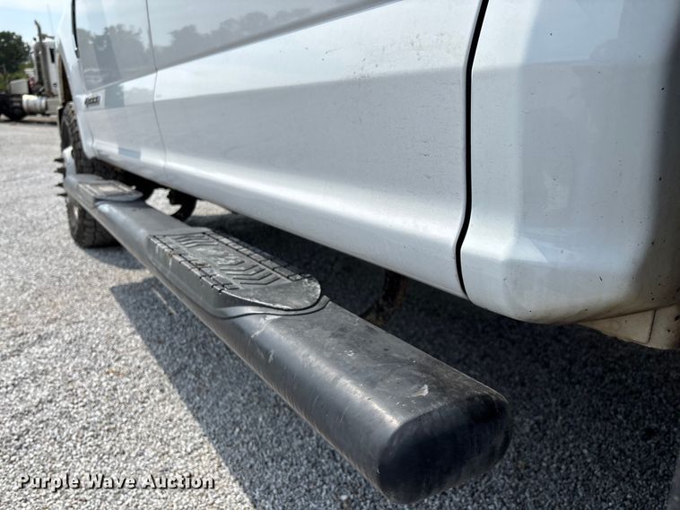 image for item ED2230 2019 Ford F350 Super Duty Crew Cab flatbed pickup truck