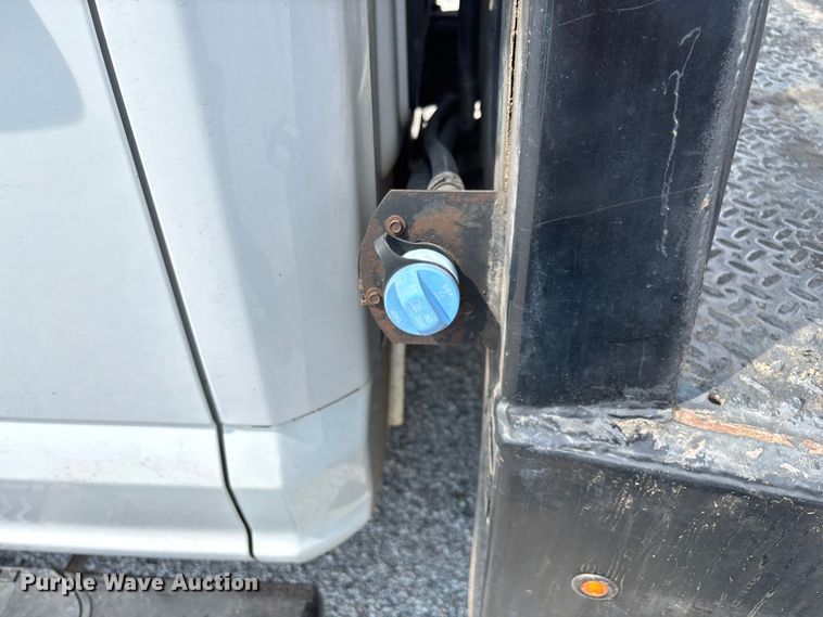 image for item ED2230 2019 Ford F350 Super Duty Crew Cab flatbed pickup truck