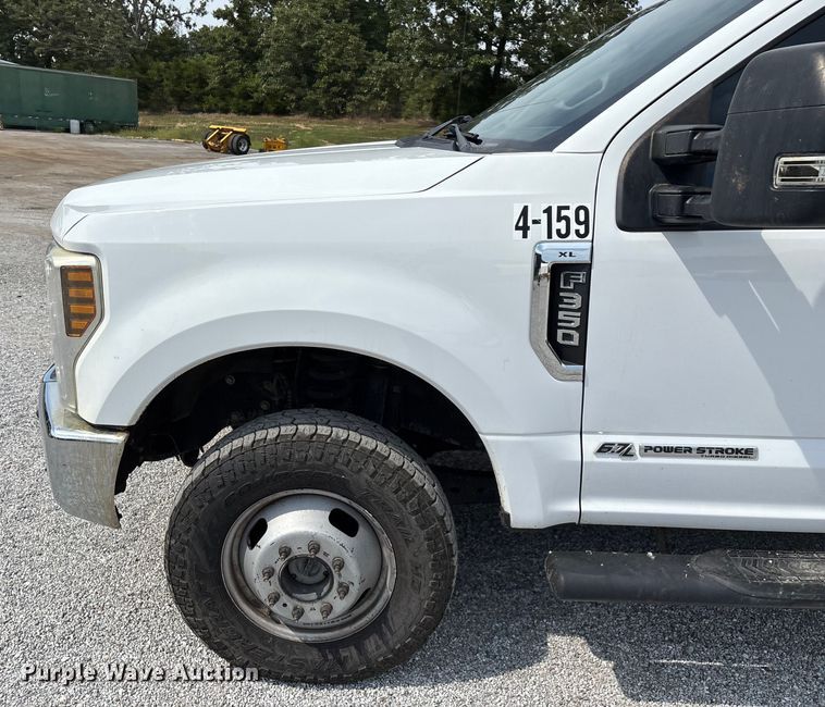 image for item ED2230 2019 Ford F350 Super Duty Crew Cab flatbed pickup truck