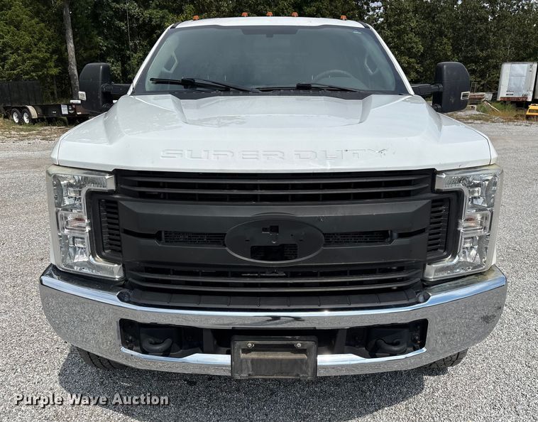 image for item ED2230 2019 Ford F350 Super Duty Crew Cab flatbed pickup truck