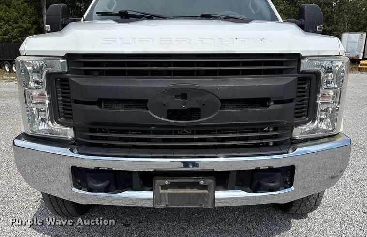 image for item ED2230 2019 Ford F350 Super Duty Crew Cab flatbed pickup truck