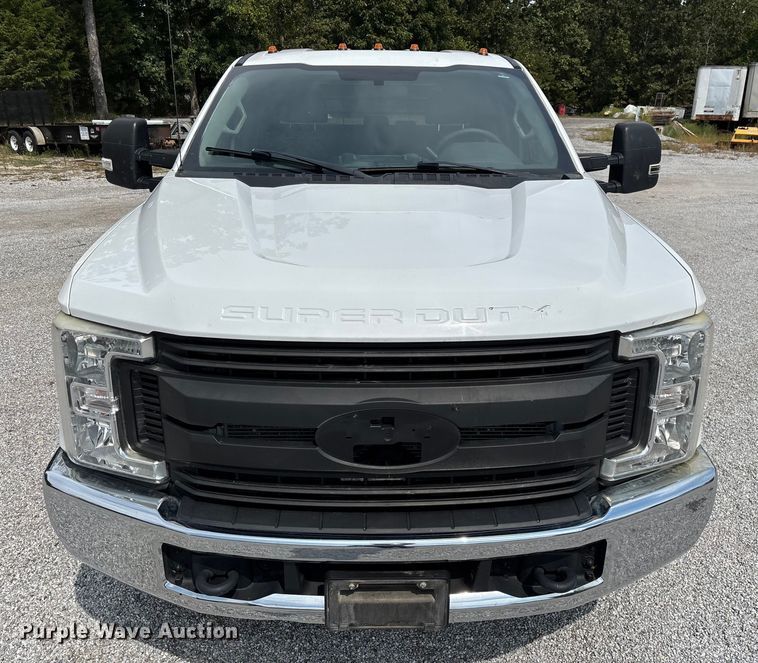 image for item ED2230 2019 Ford F350 Super Duty Crew Cab flatbed pickup truck