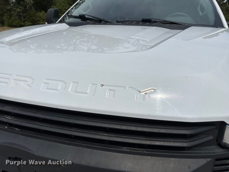 image for item ED2230 2019 Ford F350 Super Duty Crew Cab flatbed pickup truck