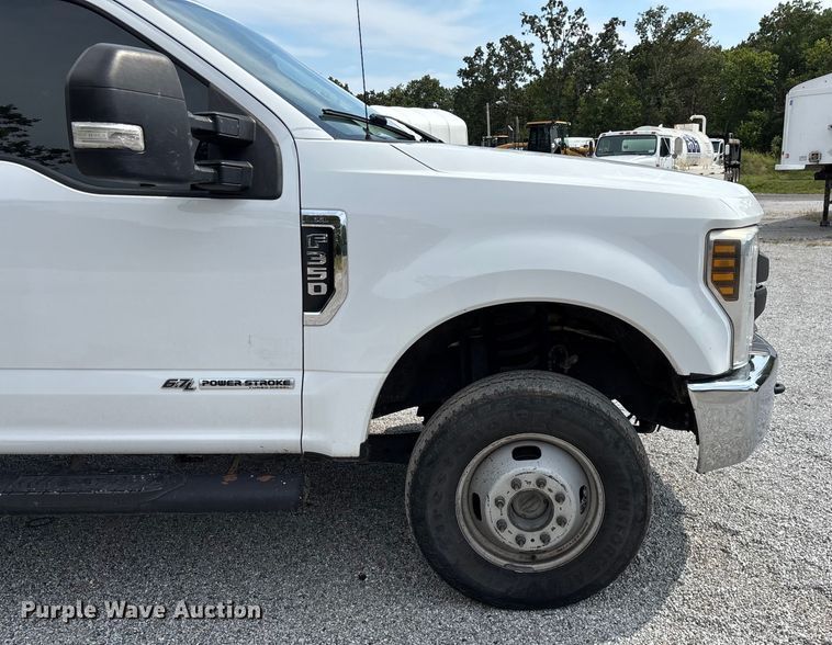 image for item ED2230 2019 Ford F350 Super Duty Crew Cab flatbed pickup truck