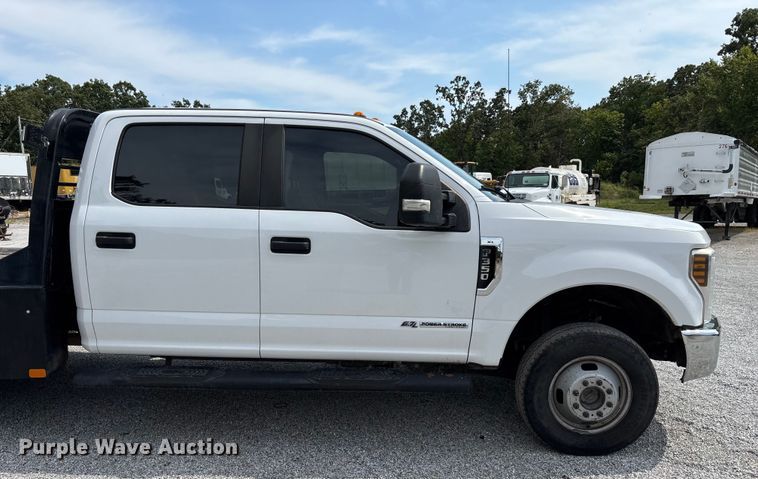 image for item ED2230 2019 Ford F350 Super Duty Crew Cab flatbed pickup truck