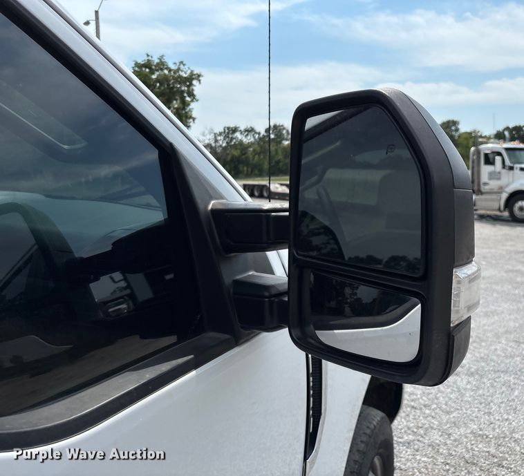 image for item ED2230 2019 Ford F350 Super Duty Crew Cab flatbed pickup truck