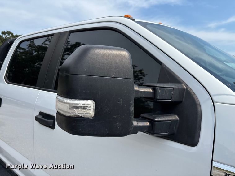 image for item ED2230 2019 Ford F350 Super Duty Crew Cab flatbed pickup truck