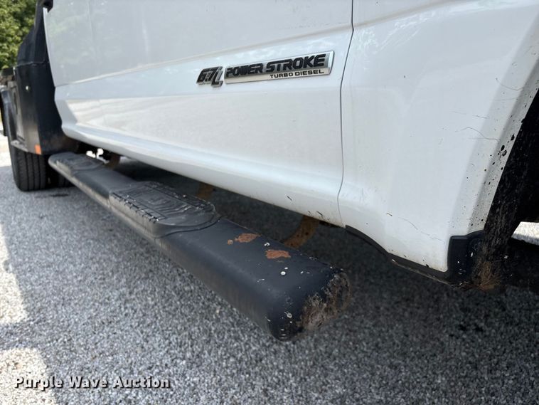 image for item ED2230 2019 Ford F350 Super Duty Crew Cab flatbed pickup truck
