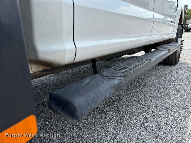 image for item ED2230 2019 Ford F350 Super Duty Crew Cab flatbed pickup truck