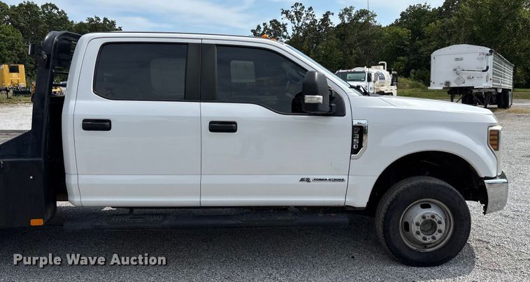 image for item ED2230 2019 Ford F350 Super Duty Crew Cab flatbed pickup truck