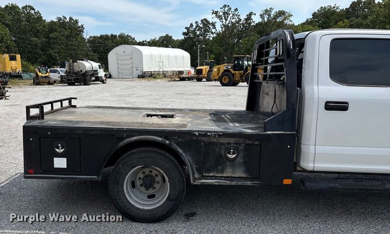image for item ED2230 2019 Ford F350 Super Duty Crew Cab flatbed pickup truck