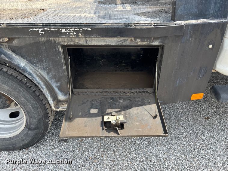 image for item ED2230 2019 Ford F350 Super Duty Crew Cab flatbed pickup truck