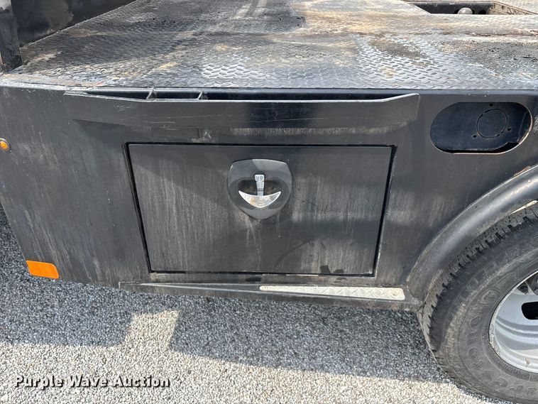 image for item ED2230 2019 Ford F350 Super Duty Crew Cab flatbed pickup truck