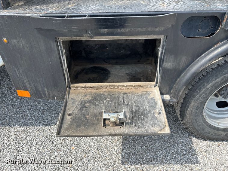 image for item ED2230 2019 Ford F350 Super Duty Crew Cab flatbed pickup truck