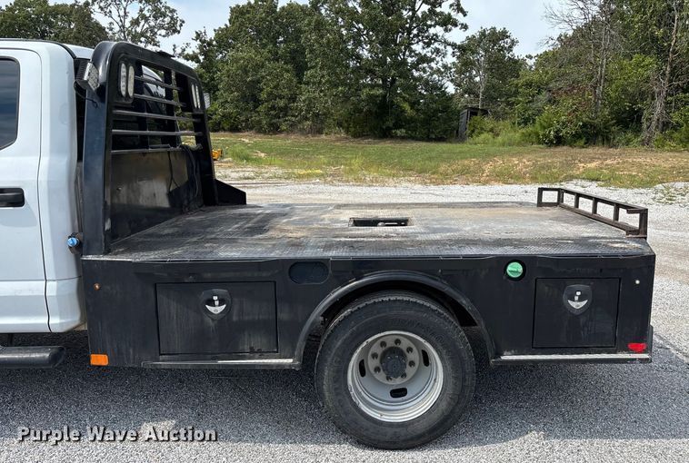 image for item ED2230 2019 Ford F350 Super Duty Crew Cab flatbed pickup truck