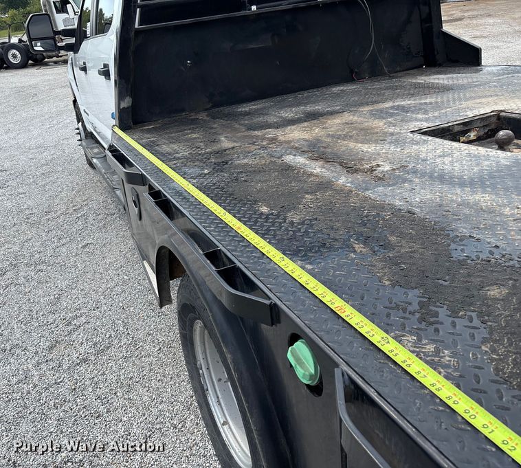 image for item ED2230 2019 Ford F350 Super Duty Crew Cab flatbed pickup truck