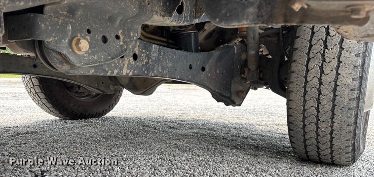 image for item ED2230 2019 Ford F350 Super Duty Crew Cab flatbed pickup truck