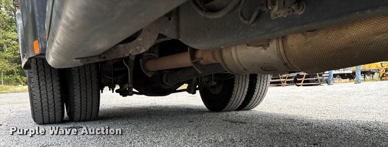 image for item ED2230 2019 Ford F350 Super Duty Crew Cab flatbed pickup truck