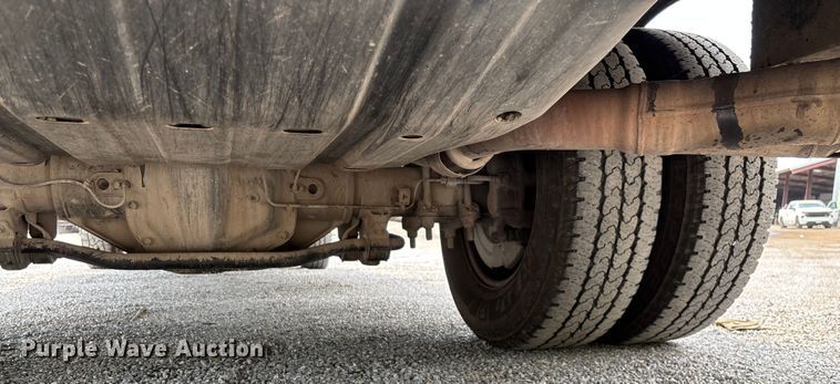 image for item ED2230 2019 Ford F350 Super Duty Crew Cab flatbed pickup truck