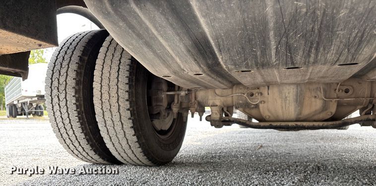 image for item ED2230 2019 Ford F350 Super Duty Crew Cab flatbed pickup truck