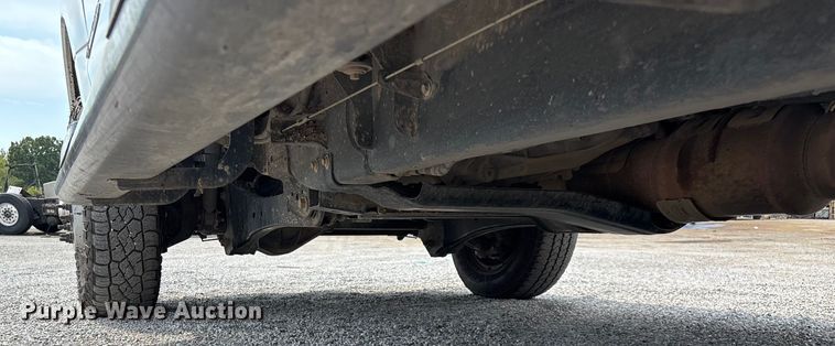 image for item ED2230 2019 Ford F350 Super Duty Crew Cab flatbed pickup truck