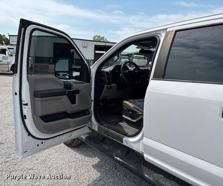 image for item ED2230 2019 Ford F350 Super Duty Crew Cab flatbed pickup truck