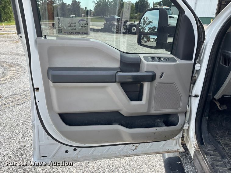 image for item ED2230 2019 Ford F350 Super Duty Crew Cab flatbed pickup truck