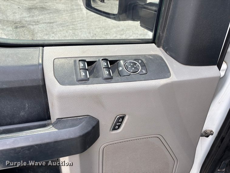 image for item ED2230 2019 Ford F350 Super Duty Crew Cab flatbed pickup truck