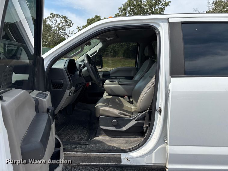 image for item ED2230 2019 Ford F350 Super Duty Crew Cab flatbed pickup truck