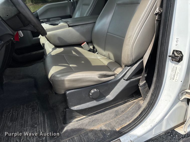 image for item ED2230 2019 Ford F350 Super Duty Crew Cab flatbed pickup truck