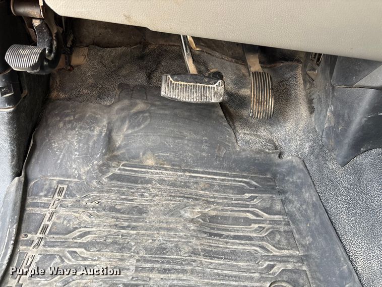 image for item ED2230 2019 Ford F350 Super Duty Crew Cab flatbed pickup truck